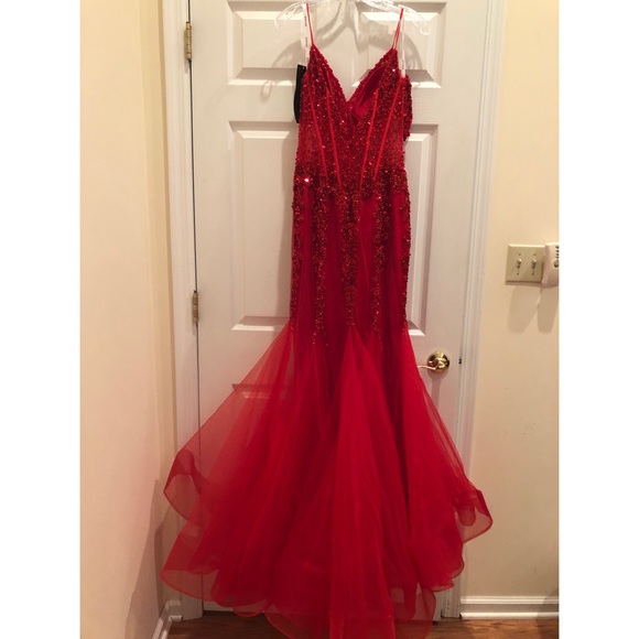 Beautiful Red Gown - Picture 2 of 4